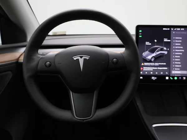 Tesla Model Y (2023) — foto 39 van 41
