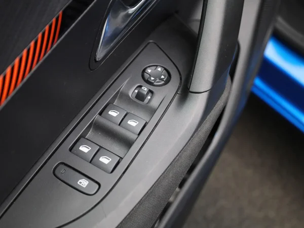 Peugeot e-2008 (2022) — foto 25 van 42