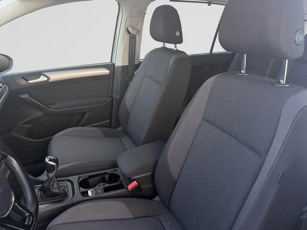 VOLKSWAGEN Touran (2021) — foto 3 van 21