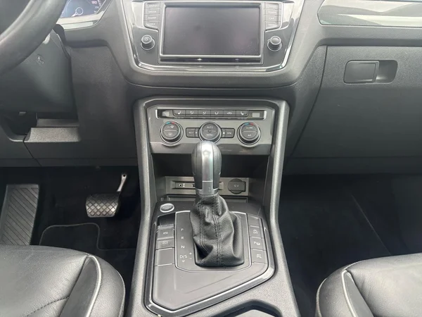 VOLKSWAGEN Tiguan (2017) — foto 3 van 24