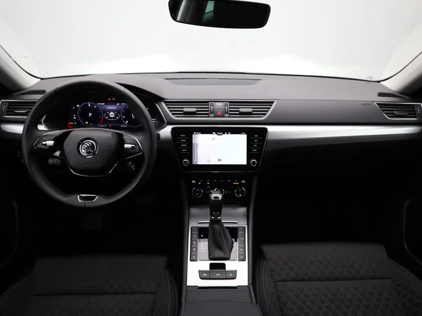 SKODA Superb Combi (2024) — foto 2 van 23