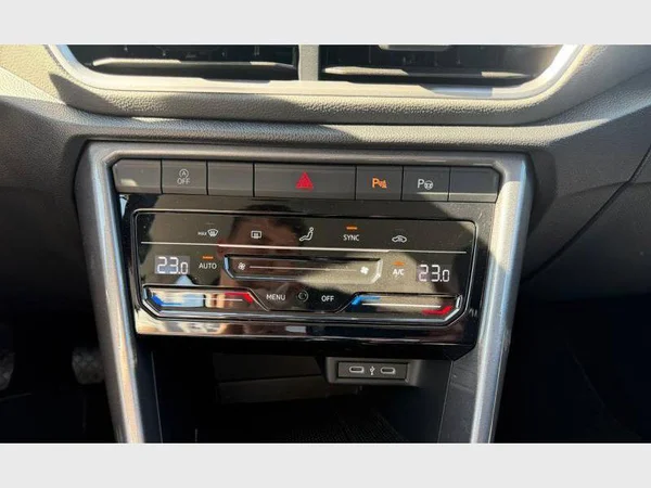 Volkswagen T-Roc (2023) — foto 11 van 29