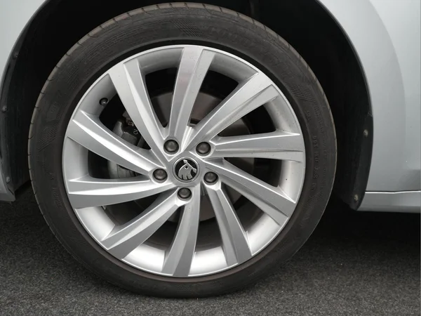 SKODA Octavia SW PHEV (2021) — foto 29 van 30
