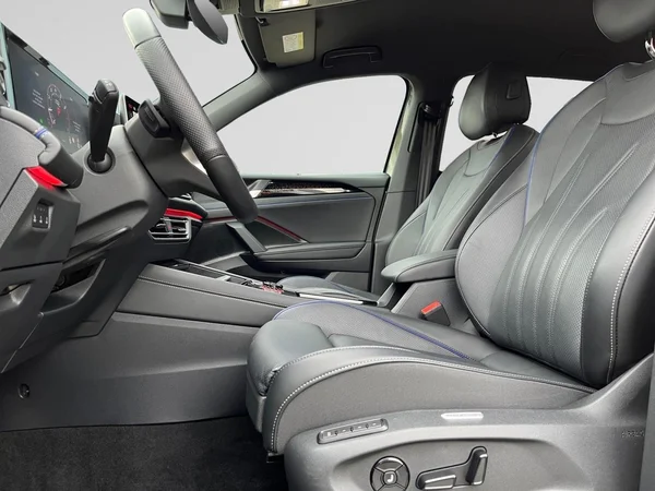 VOLKSWAGEN Tiguan (2025) — foto 14 van 18