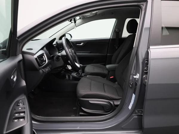 Kia Rio (2023) — foto 37 van 37