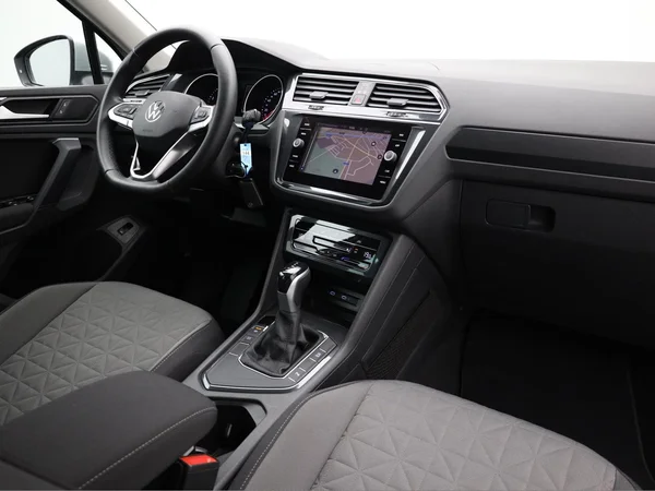 VOLKSWAGEN Tiguan (2021) — foto 15 van 21