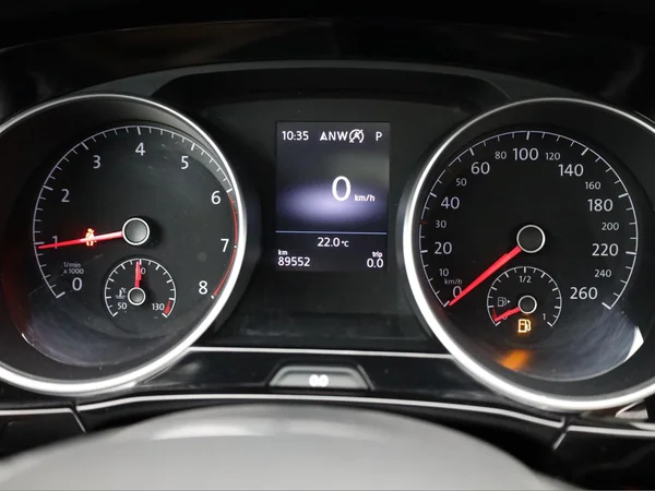 VOLKSWAGEN Touran (2022) — foto 18 van 25