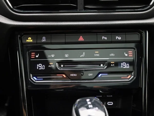 Volkswagen T-Roc (2023) — foto 14 van 48