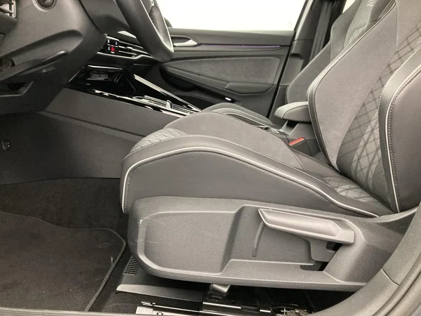 VOLKSWAGEN Golf VIII SW (2024) — foto 25 van 36