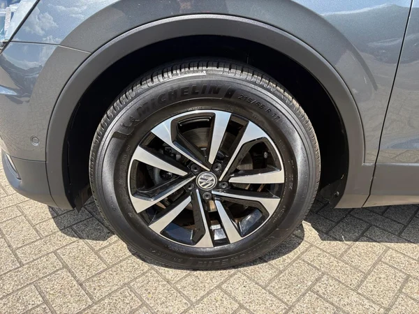 VOLKSWAGEN Tiguan (2019) — foto 15 van 24