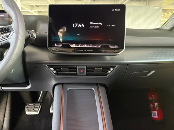 CUPRA Born (2025) — foto 8 van 24