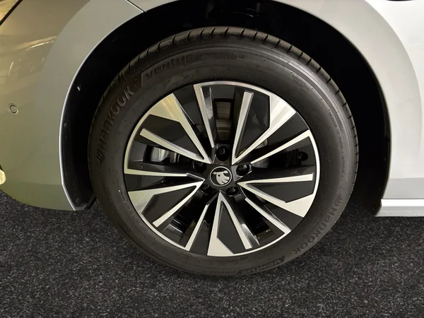 SKODA Superb Combi PHEV (2025) — foto 13 van 15
