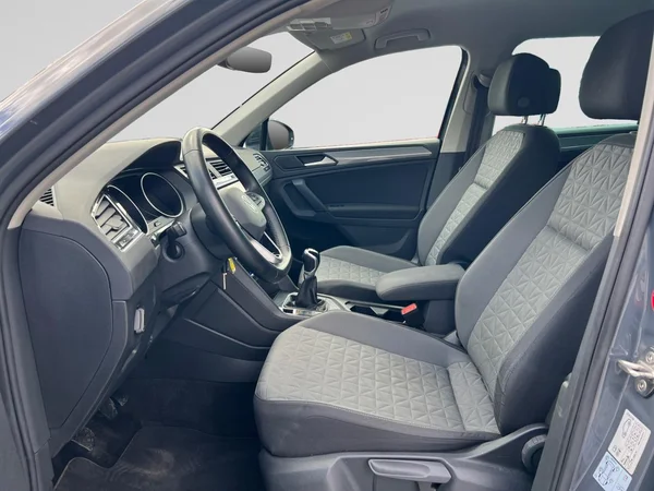 VOLKSWAGEN Tiguan (2021) — foto 3 van 18