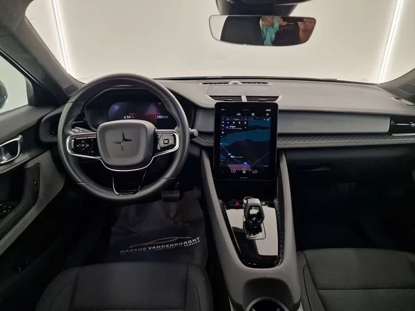 Polestar 2 (2023) — foto 13 van 17