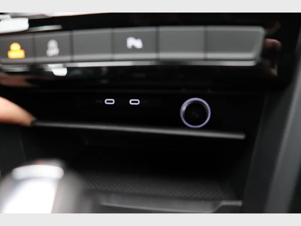 VOLKSWAGEN Touran (2023) — foto 16 van 28