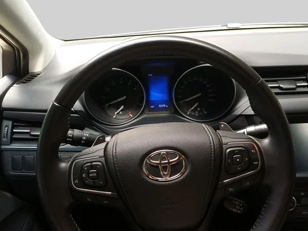 Toyota Avensis (2015) — foto 2 van 16