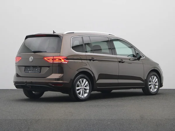VOLKSWAGEN Touran (2017) — foto 12 van 23