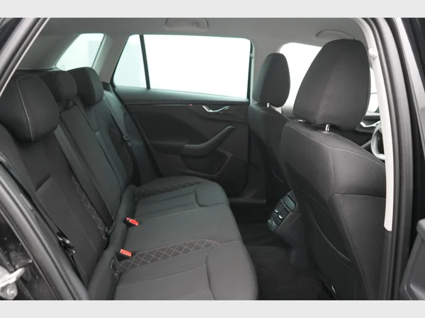 SKODA Kamiq (2023) — foto 10 van 28