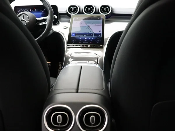 Mercedes-Benz C-Klasse (2023) — foto 18 van 33