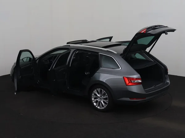 SKODA Superb (2023) — foto 30 van 31