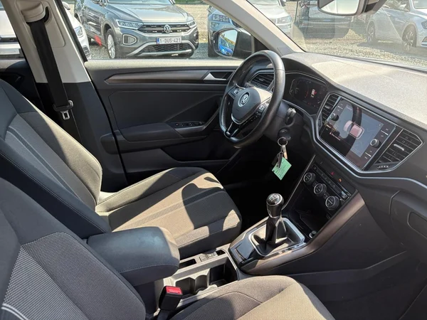 VOLKSWAGEN T-Roc (2018) — foto 9 van 24