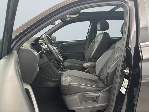 VOLKSWAGEN Tiguan (2023) — foto 2 van 17