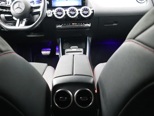 Mercedes-Benz GLA (2024) — foto 17 van 33