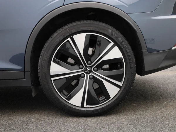 Polestar 2 (2023) — foto 5 van 41