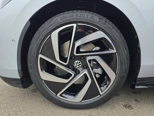 VOLKSWAGEN ID.7 Tourer (2025) — foto 13 van 36