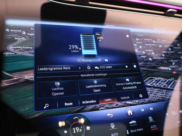 Mercedes-Benz EQE (2022) — foto 40 van 72