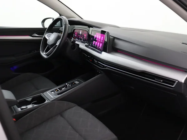 VOLKSWAGEN Golf (2024) — foto 3 van 27