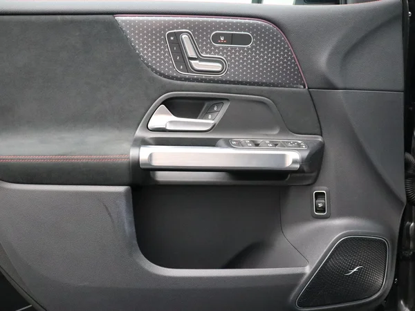Mercedes-Benz EQB (2026) — foto 3 van 34
