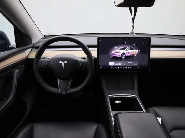 Tesla Model Y (2023) — foto 41 van 43