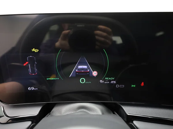 AUDI Q6 e-tron (2025) — foto 2 van 20