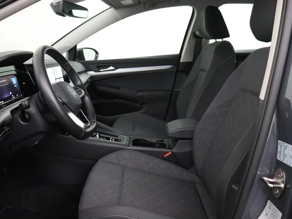 VOLKSWAGEN Golf (2024) — foto 2 van 28