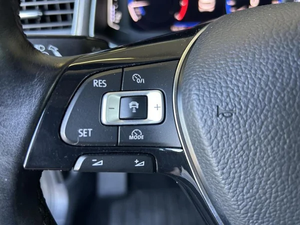 VOLKSWAGEN T-Roc (2018) — foto 24 van 34