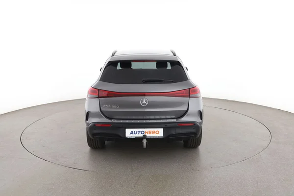 Mercedes-Benz EQA (2021) — foto 12 van 17