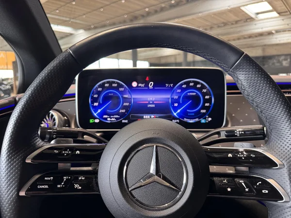 Mercedes-Benz EQE (2024) — foto 30 van 30