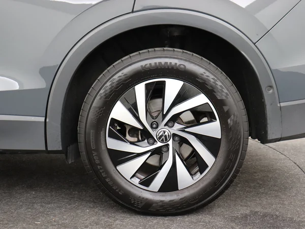 VOLKSWAGEN Tiguan (2025) — foto 8 van 19