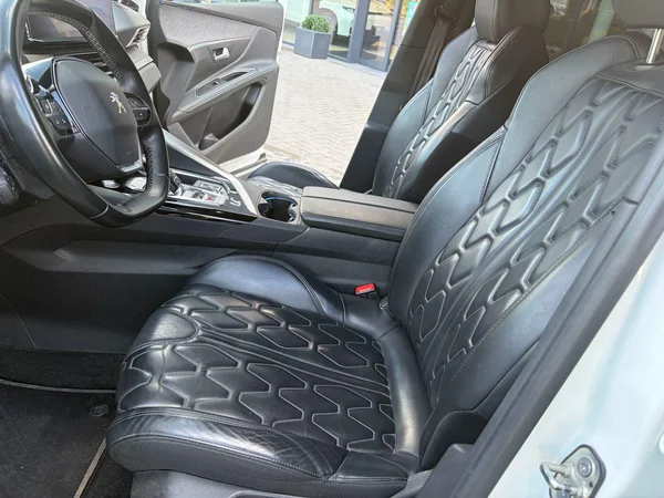 Peugeot 5008 (2021) — foto 17 van 18
