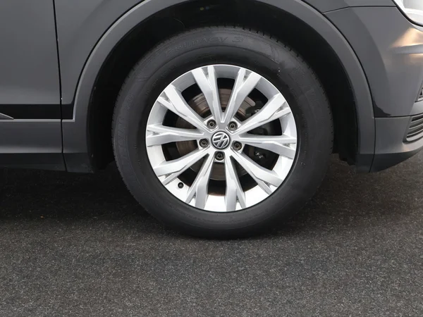 VOLKSWAGEN Tiguan (2019) — foto 24 van 25