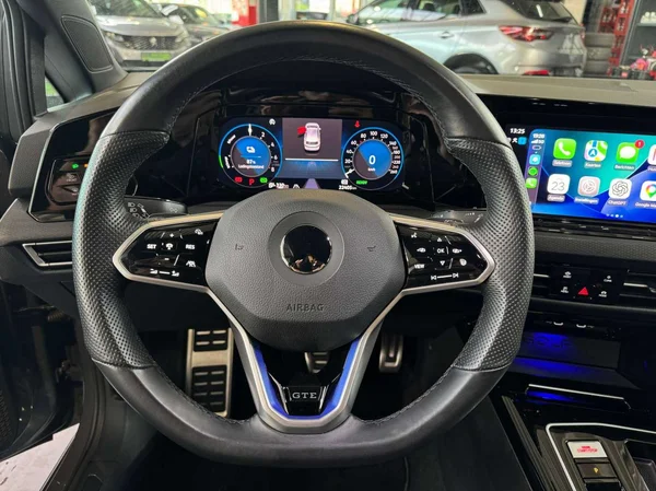 Volkswagen Golf GTE (2022) — foto 10 van 21