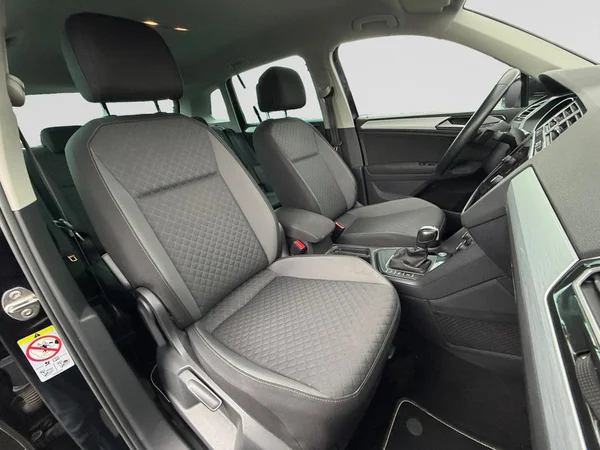 VOLKSWAGEN Tiguan (2018) — foto 3 van 24