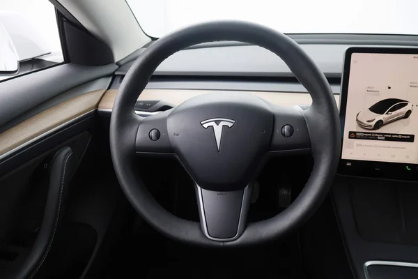 Tesla Model 3 (2023) — foto 10 van 83