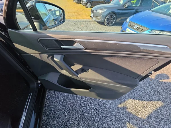 VOLKSWAGEN Tiguan (2019) — foto 9 van 24