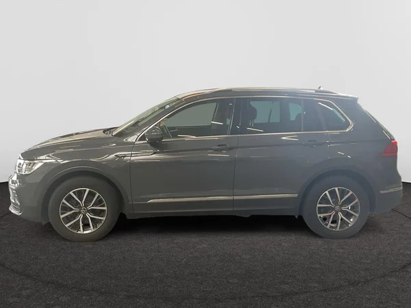VOLKSWAGEN Tiguan (2022) — foto 12 van 20