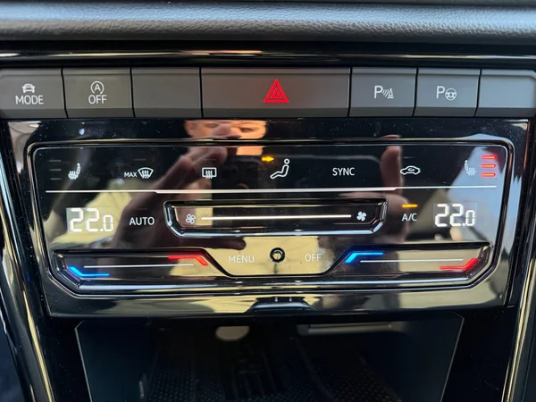 VOLKSWAGEN T-Roc (2025) — foto 9 van 18