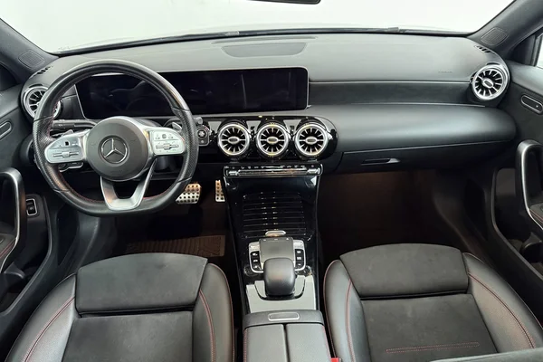 Mercedes-Benz A-Class Sedan (V177) (2019) — foto 3 van 24