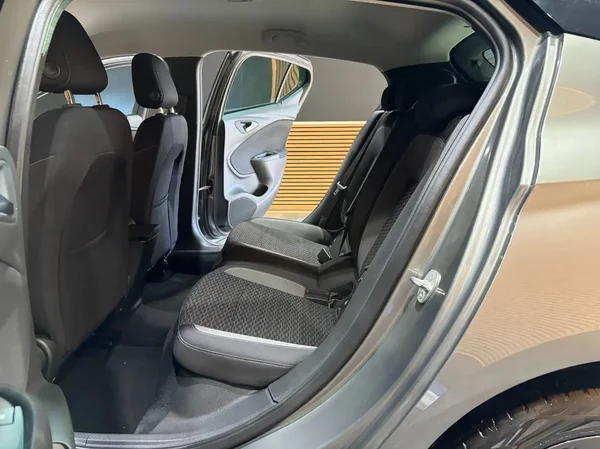 Opel Astra (2021) — foto 10 van 23