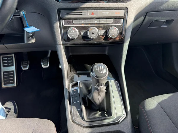 VOLKSWAGEN Golf Sportsvan (2017) — foto 3 van 20